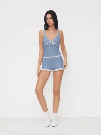 Strick-Sweetheart-Top mit Kontrastborten und Schleife & Set mit Mikro-Shorts und aufgerissener Taillierung