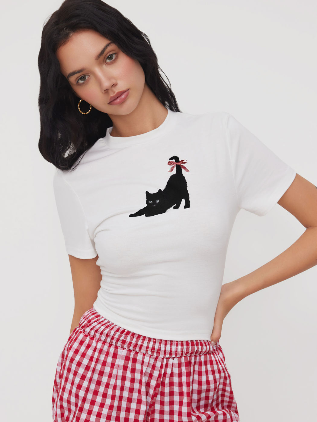 T-shirt corta con grafica di gatto e fiocco sul collo rotondo