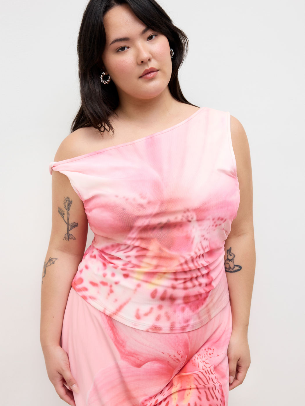 Top a canotta floreale asimmetrico in mesh Curve & Plus