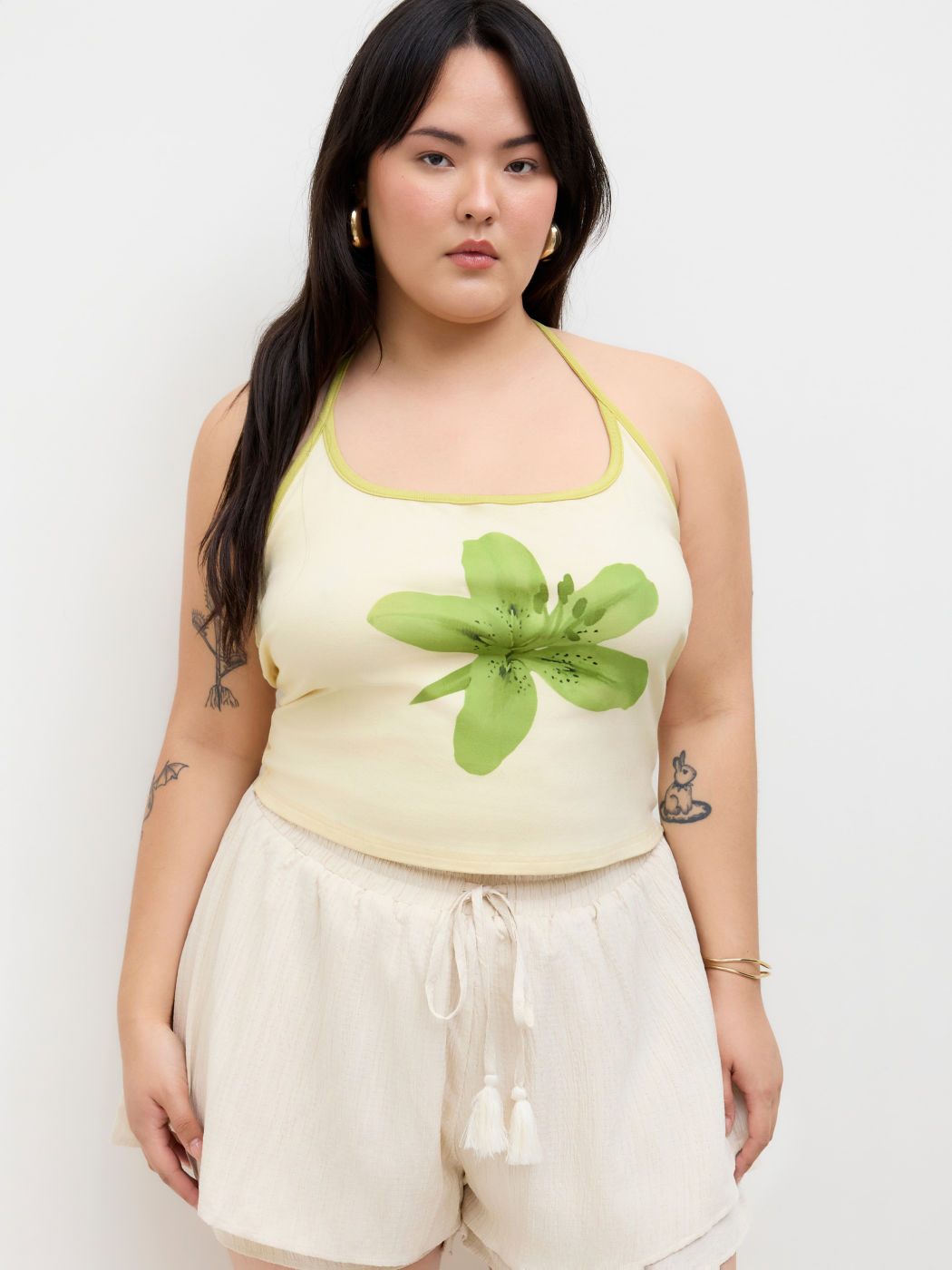 Halter Neckline Floral Graphic Contrasting Binding Cami Top Curve & Plus