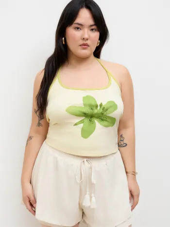 Top camiseta con escote halter, estampa floral y ribete contrastante Curvy