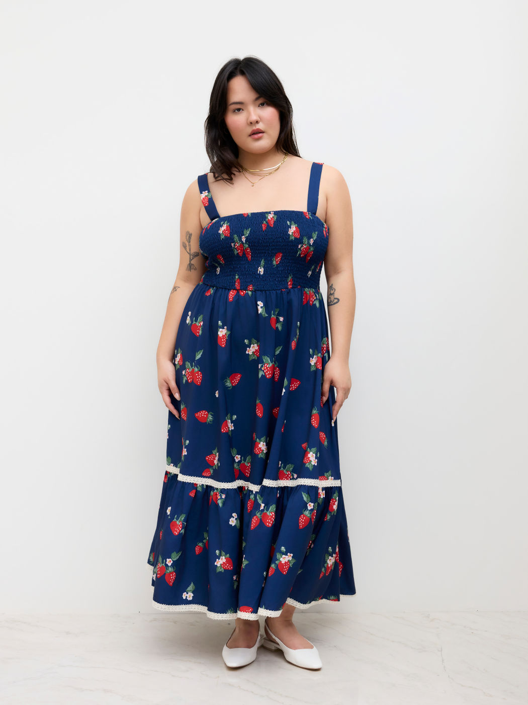 Abito lungo maxi a balze arricciato con fragole e scollo quadrato Curve & Plus