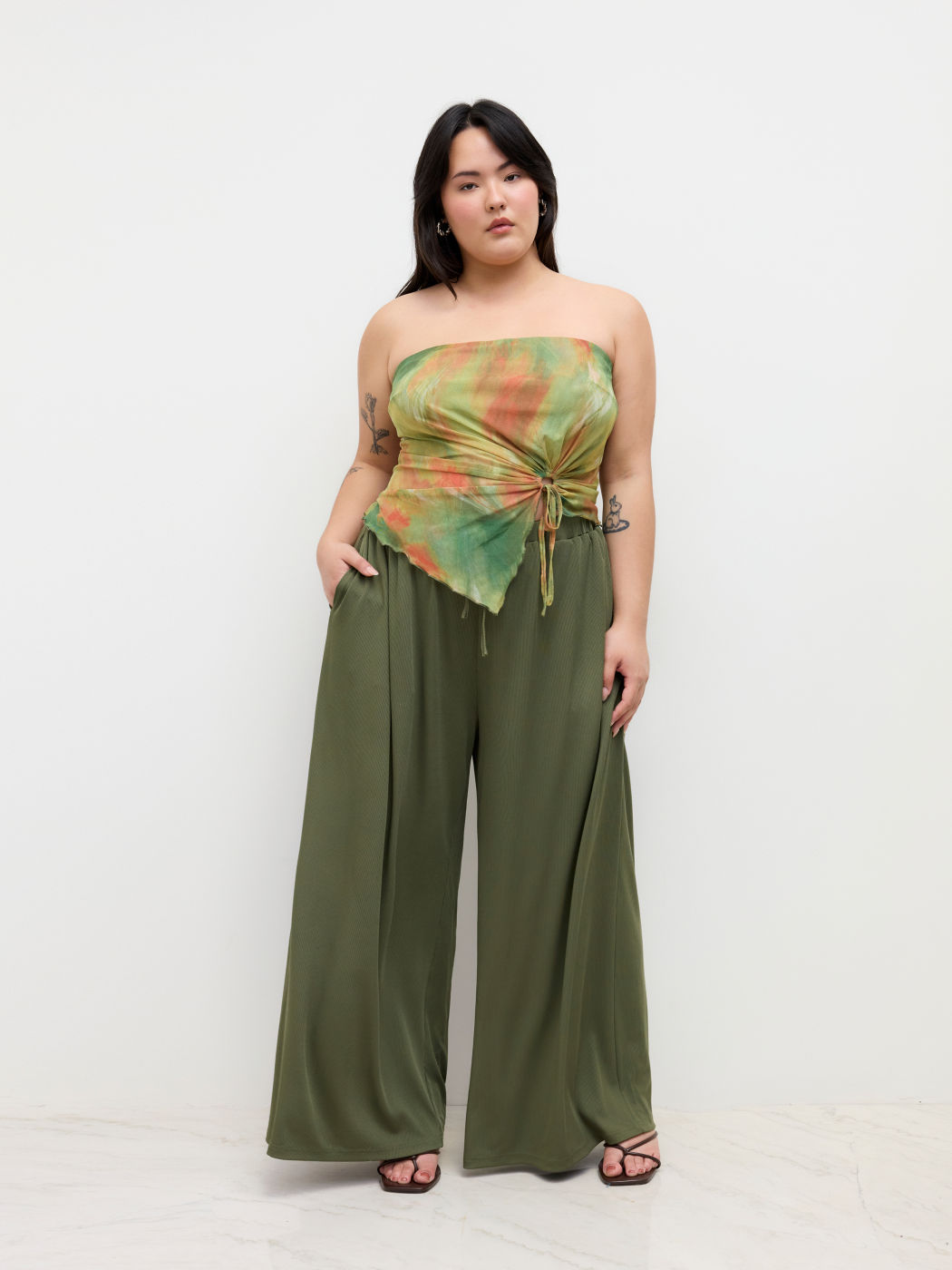 Set Curvy & Plus Top bandeau con coulisse tie-dye in rete e pantaloni a gamba larga con coulisse a vita media