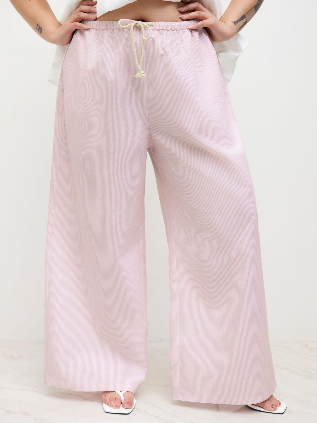 Pantaloni a righe ampie a gamba larga a vita media in misto lino Curve & Plus