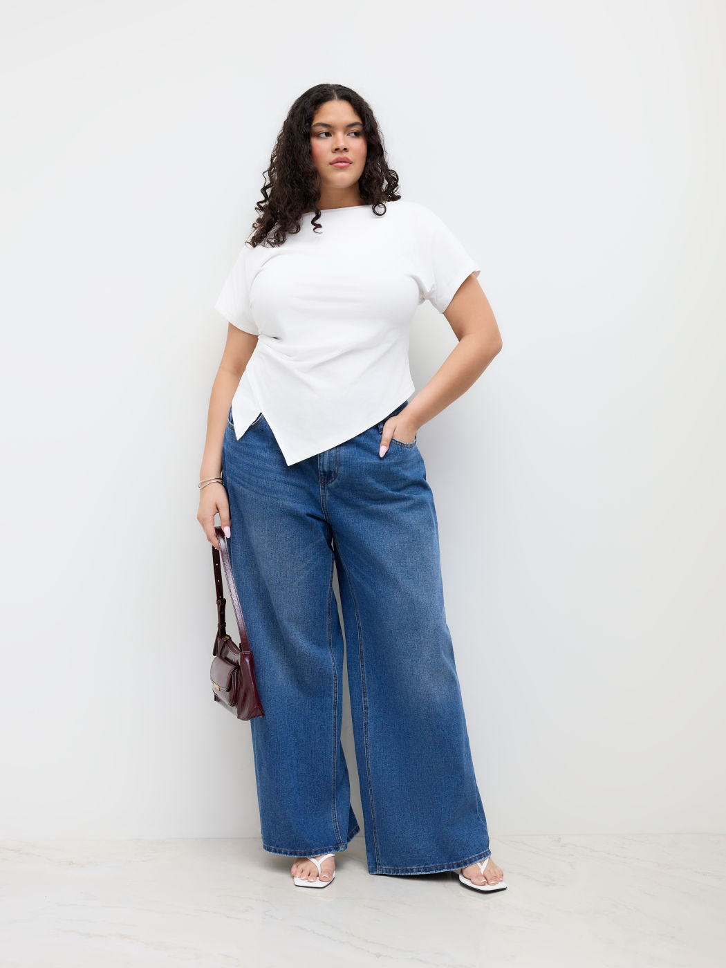 T-shirt girocollo in misto cotone con dettaglio arricciato e orlo asimmetrico Curve & Plus