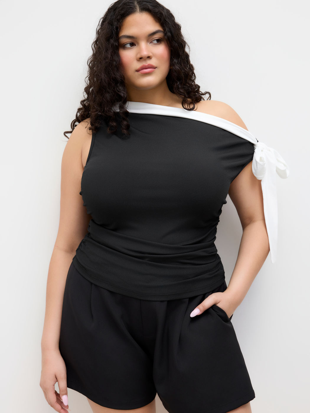 Top asimmetrico con scollo a contrasto, arricciatura e nodo - Taglie comode e curvy