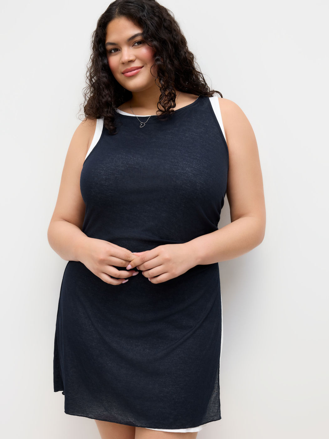 Abito corto aderente con scollo a barchetta e spacco con mini abito aderente tinta unita Curve & Plus