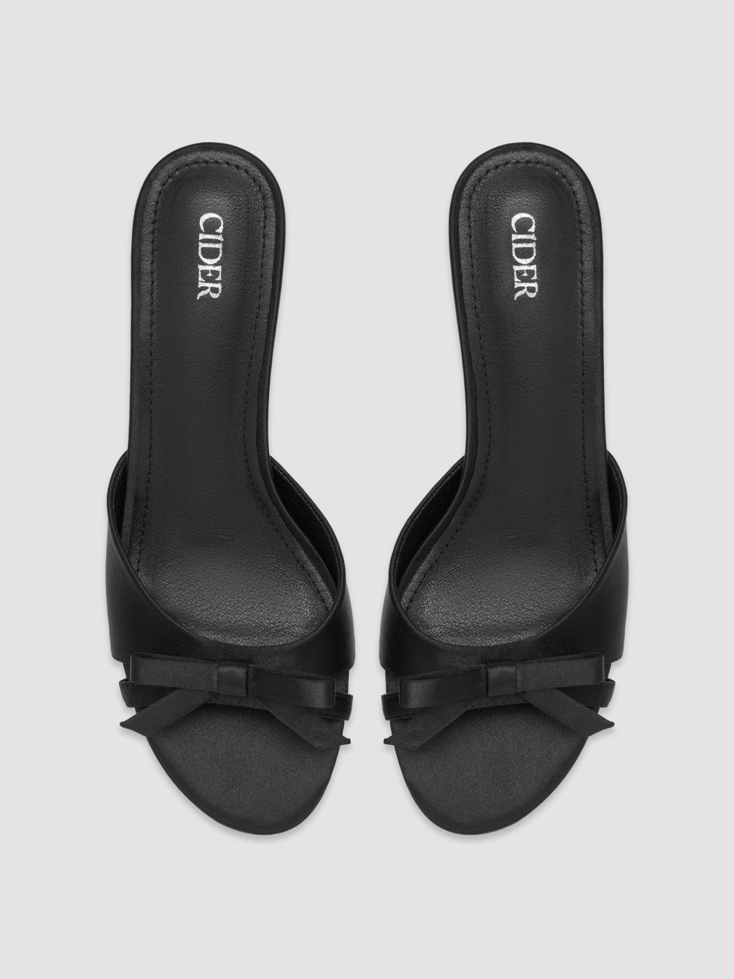 Zweifarbige Sandalen mit Seidenbogen und Mittelabsatz