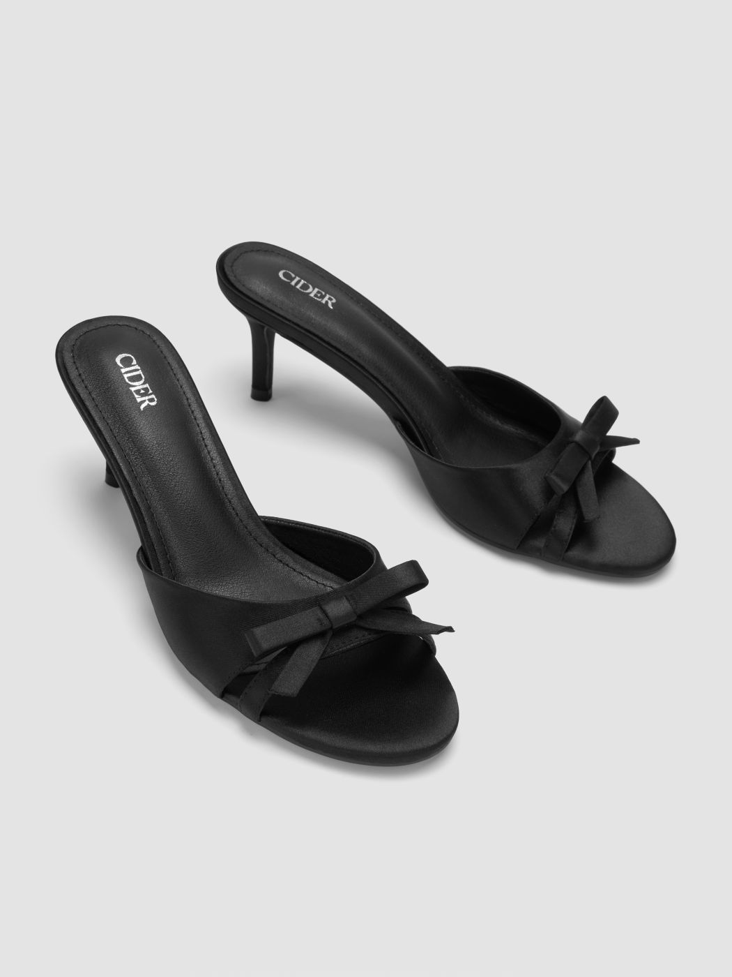 Zweifarbige Sandalen mit Seidenbogen und Mittelabsatz
