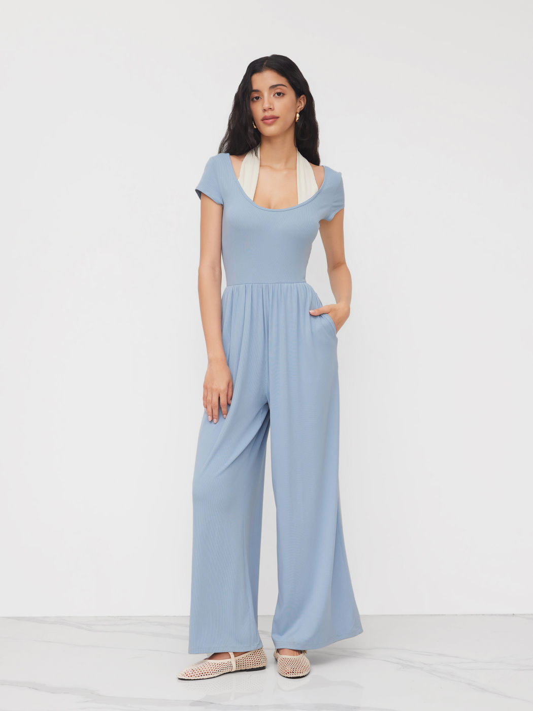 Tuta jumpsuit a gamba larga annodata bicolore con scollo a U