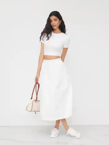 Set aus Baumwoll-Crop-T-Shirt und tief sitzender, plissierter Maxi-Skirt