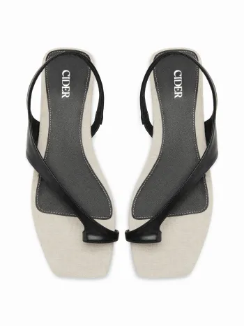 Zweifarbige Sandalen mit Riemen