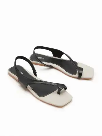 Zweifarbige Sandalen mit Riemen