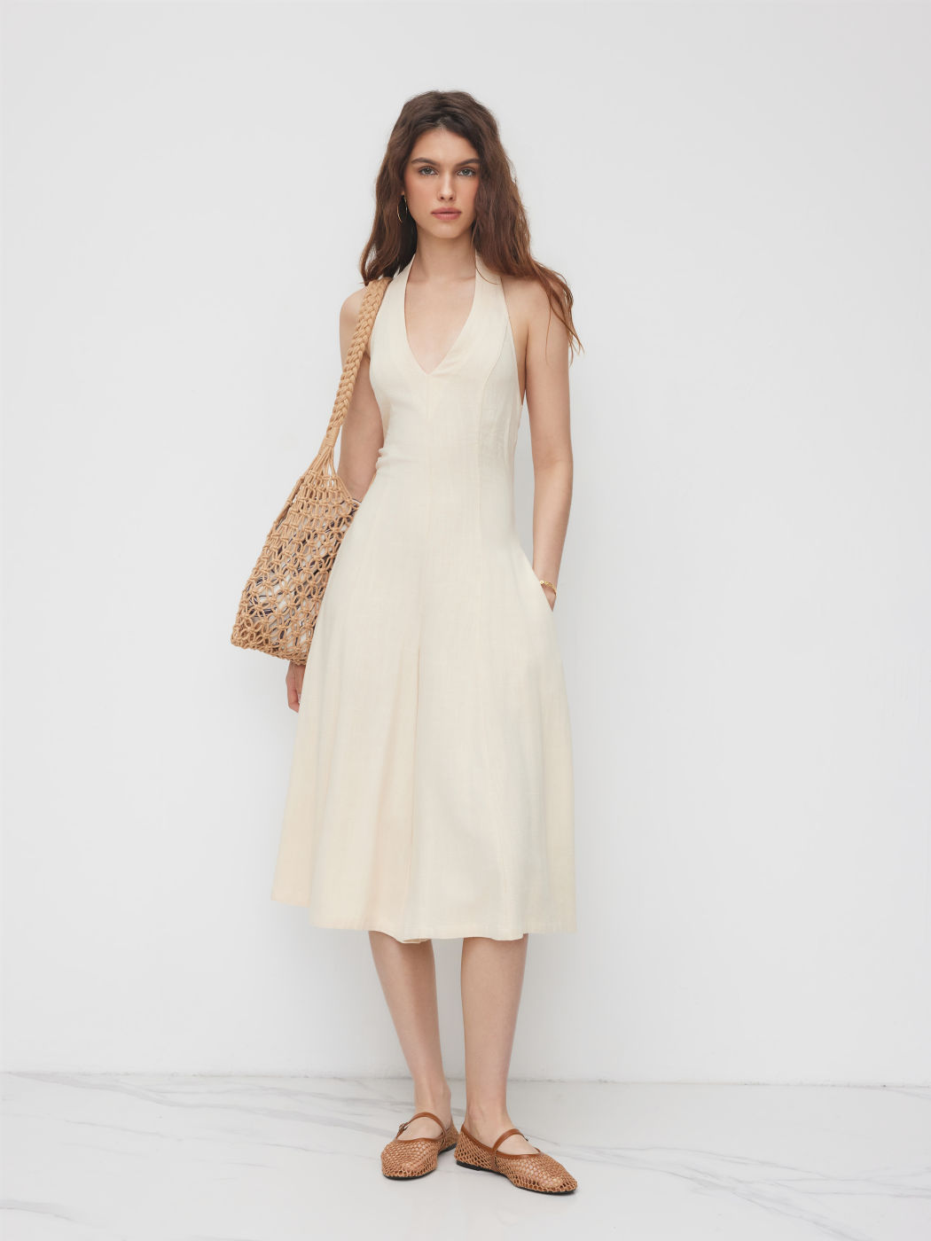 Tuta corta a gamba dritta senza schienale con scollo all'americana e scollo a V in misto lino