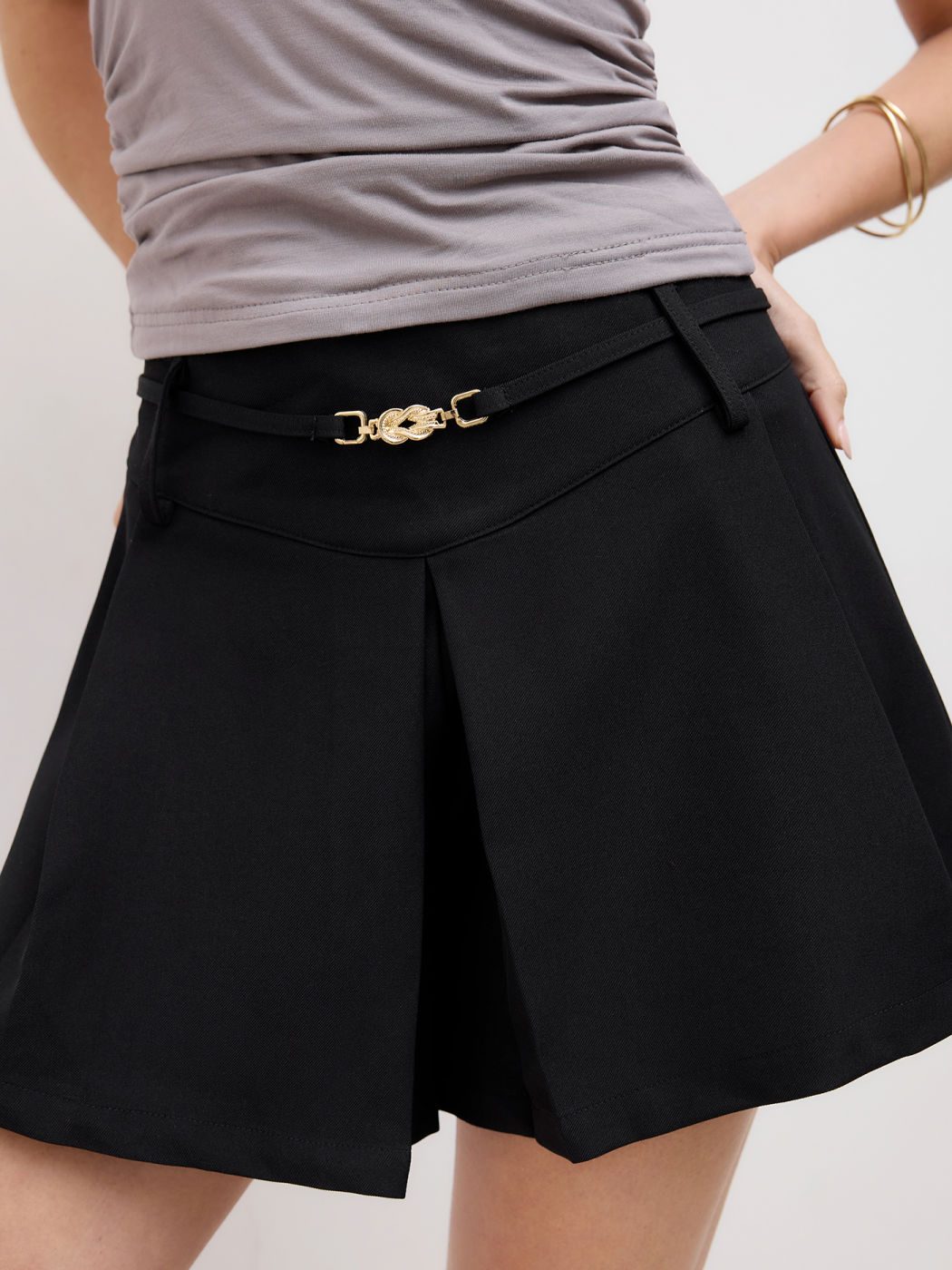 Gürtelte Hochbund-Pleat-Shorts