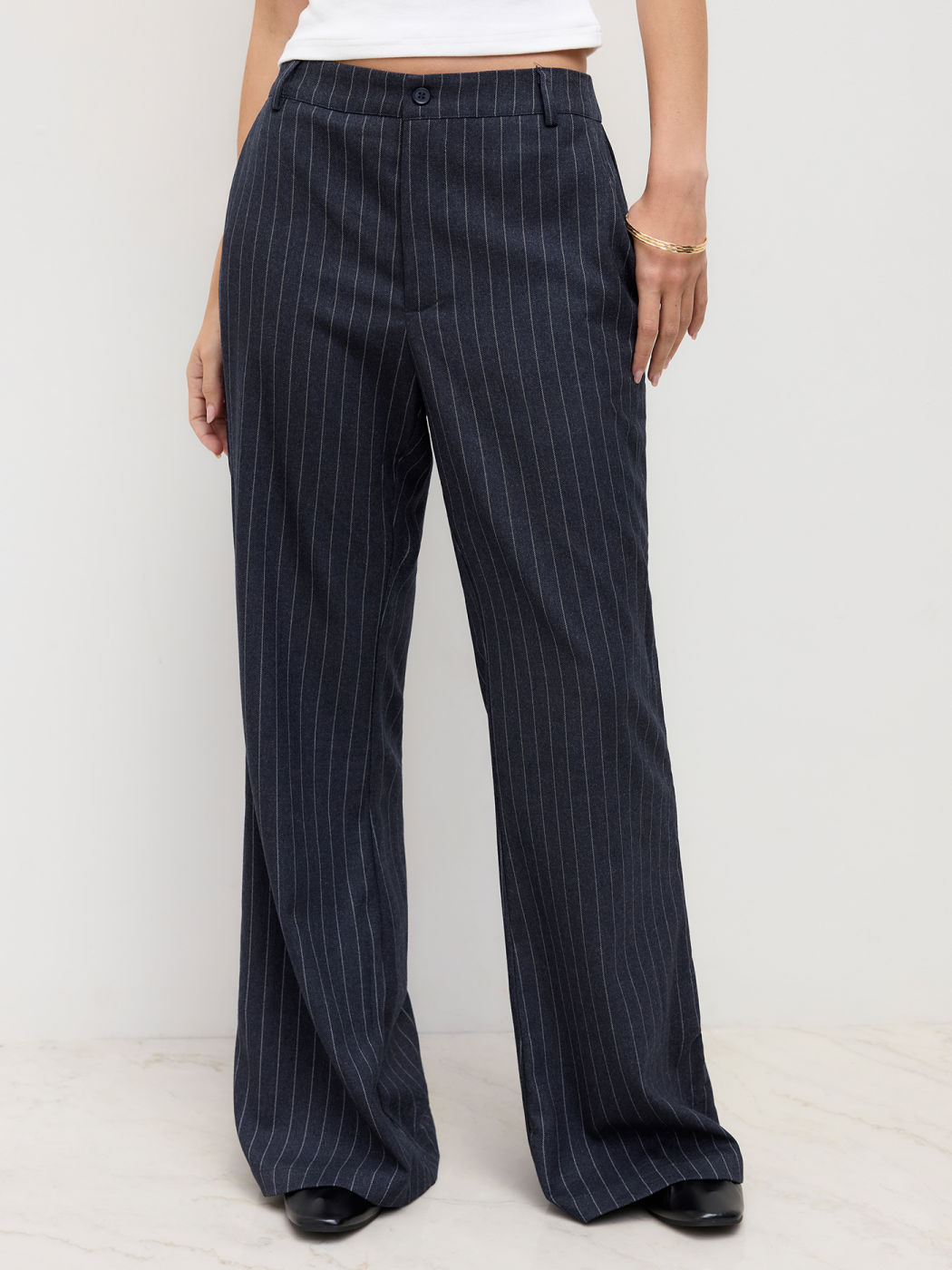 Pantaloni gessati svasati con cintura