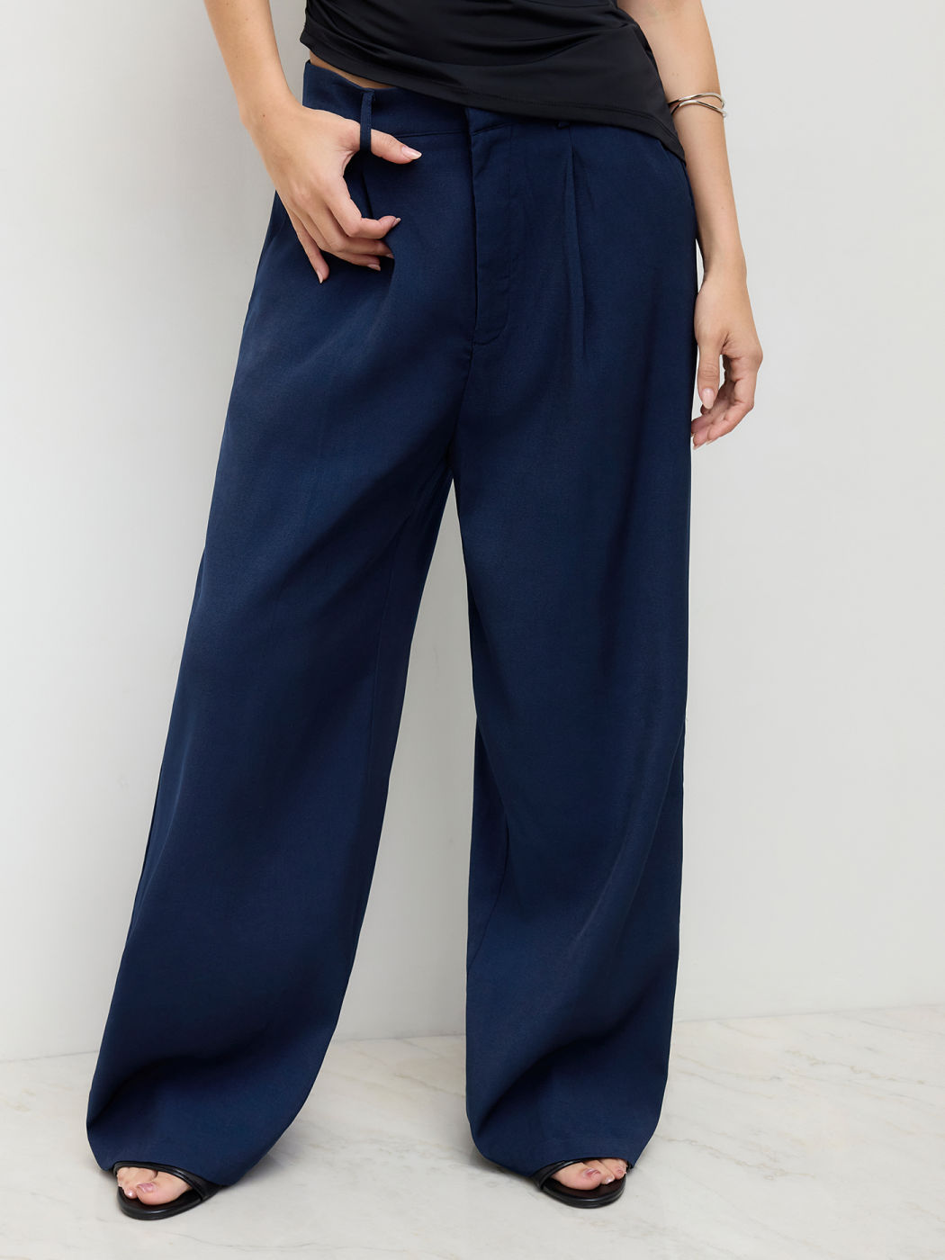 Mittlerer Bund, gerade Beine, plissierte Hosen