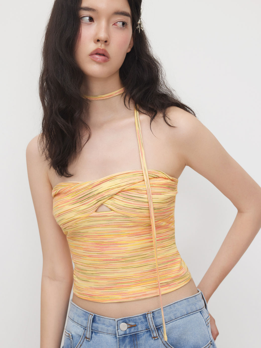 Top corto a fascia con spacco e sciarpa a righe in misto cotone