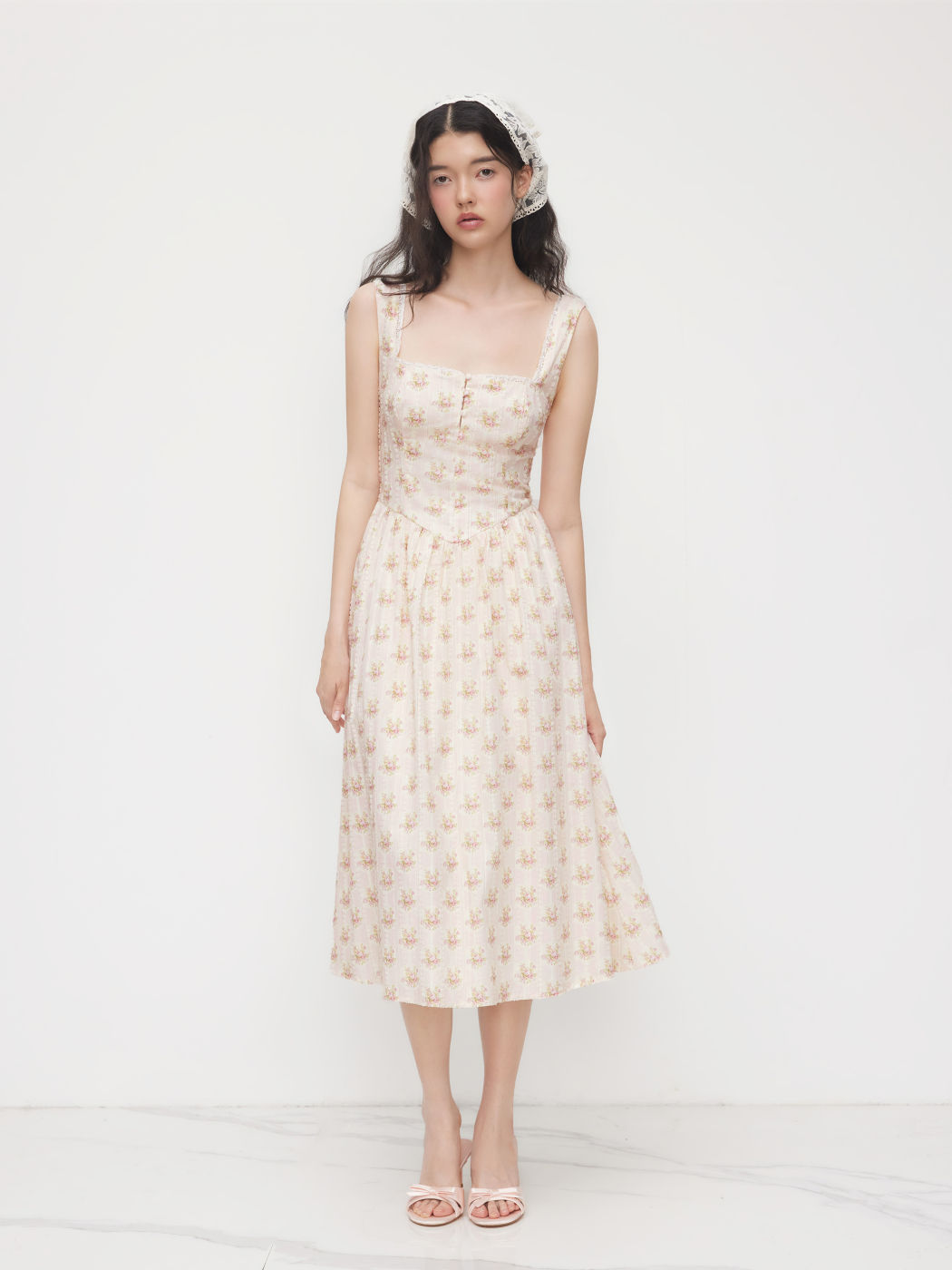 Baumwoll-Maxi-Kleid mit quadratischem Halsrand, kleinen Blumenmuster und Schnürung