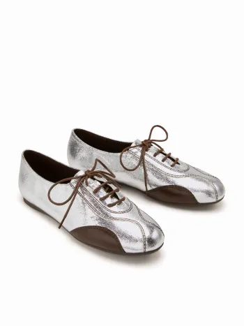 Zweifarbige Schnürschuhe