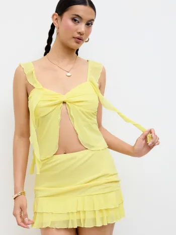 Set aus Mesh-Sweetheart-Bluse mit Rüschen und Mini-Skirt mit Mittelfalz und Salatrand