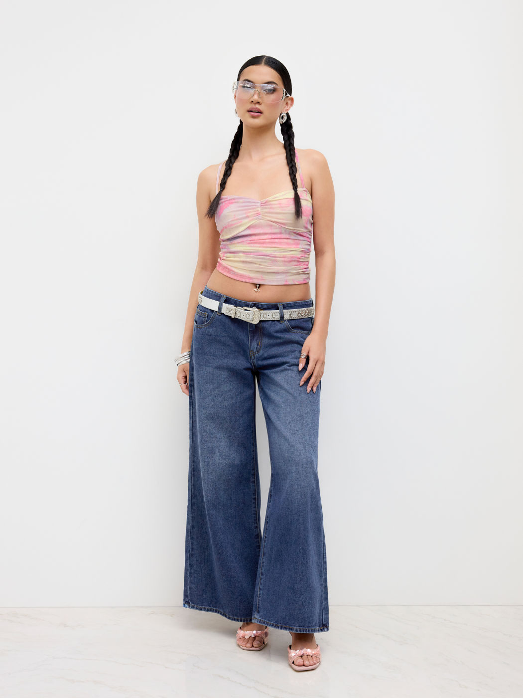 Top corto Cami incrociato e arricciato astratto con scollo all'americana in rete