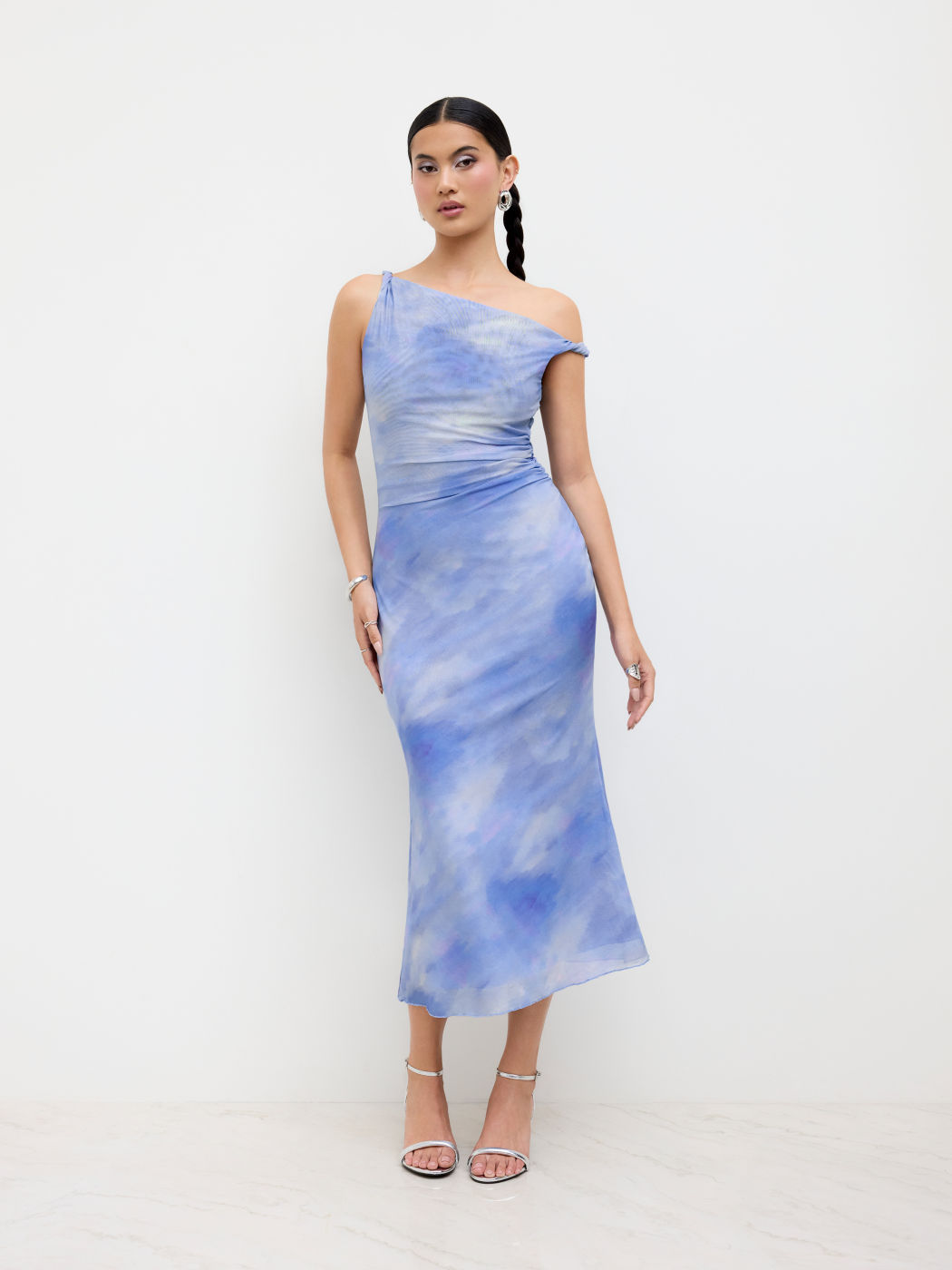 Abito lungo maxi arricciato con illusione asimmetrica in rete sul collo