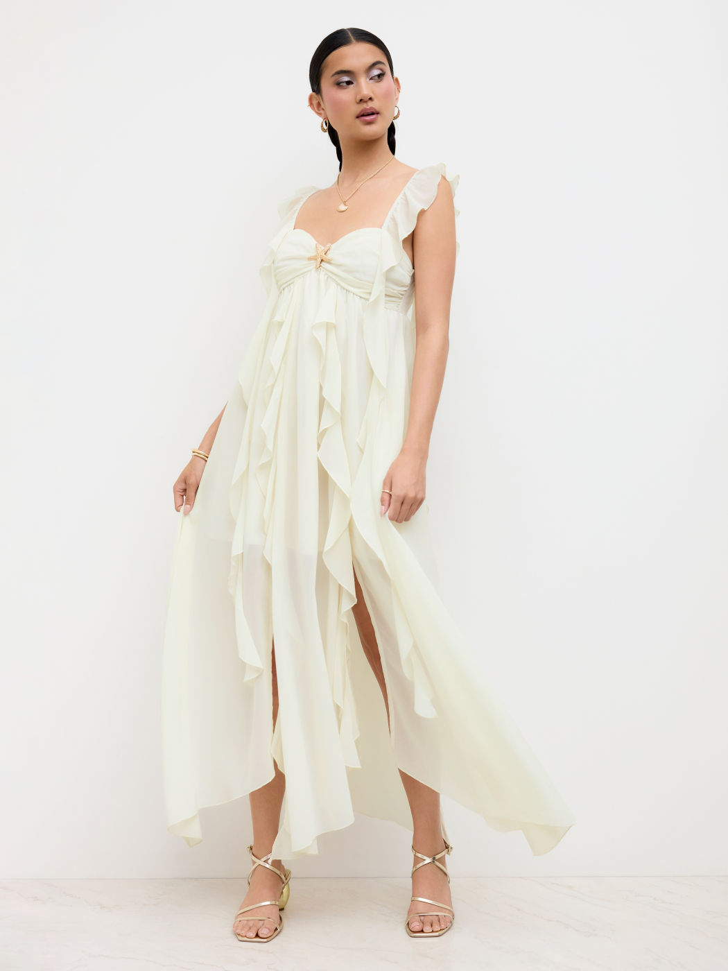 Abito lungo in chiffon con dettaglio di stella marina in metallo e orlo arricciato