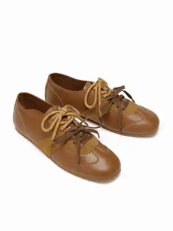 Doppelspaltige Suesse- und Kunstledersneaker