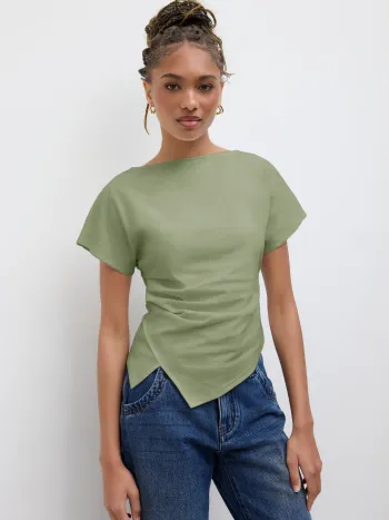 Baumwollmischung-T-Shirt mit Bootsausschnitt, Rüschen und asymmetrischem Saum
