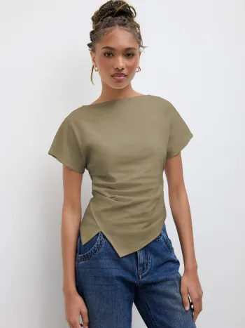 Baumwollmischung-T-Shirt mit Bootsausschnitt, Rüschen und asymmetrischem Saum