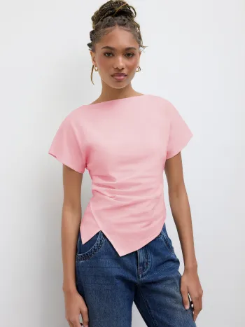 Baumwollmischung-T-Shirt mit Bootsausschnitt, Rüschen und asymmetrischem Saum