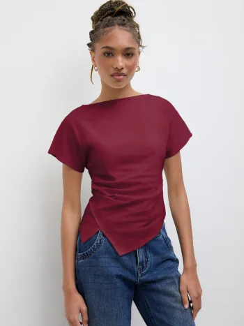 Baumwollmischung-T-Shirt mit Bootsausschnitt, Rüschen und asymmetrischem Saum
