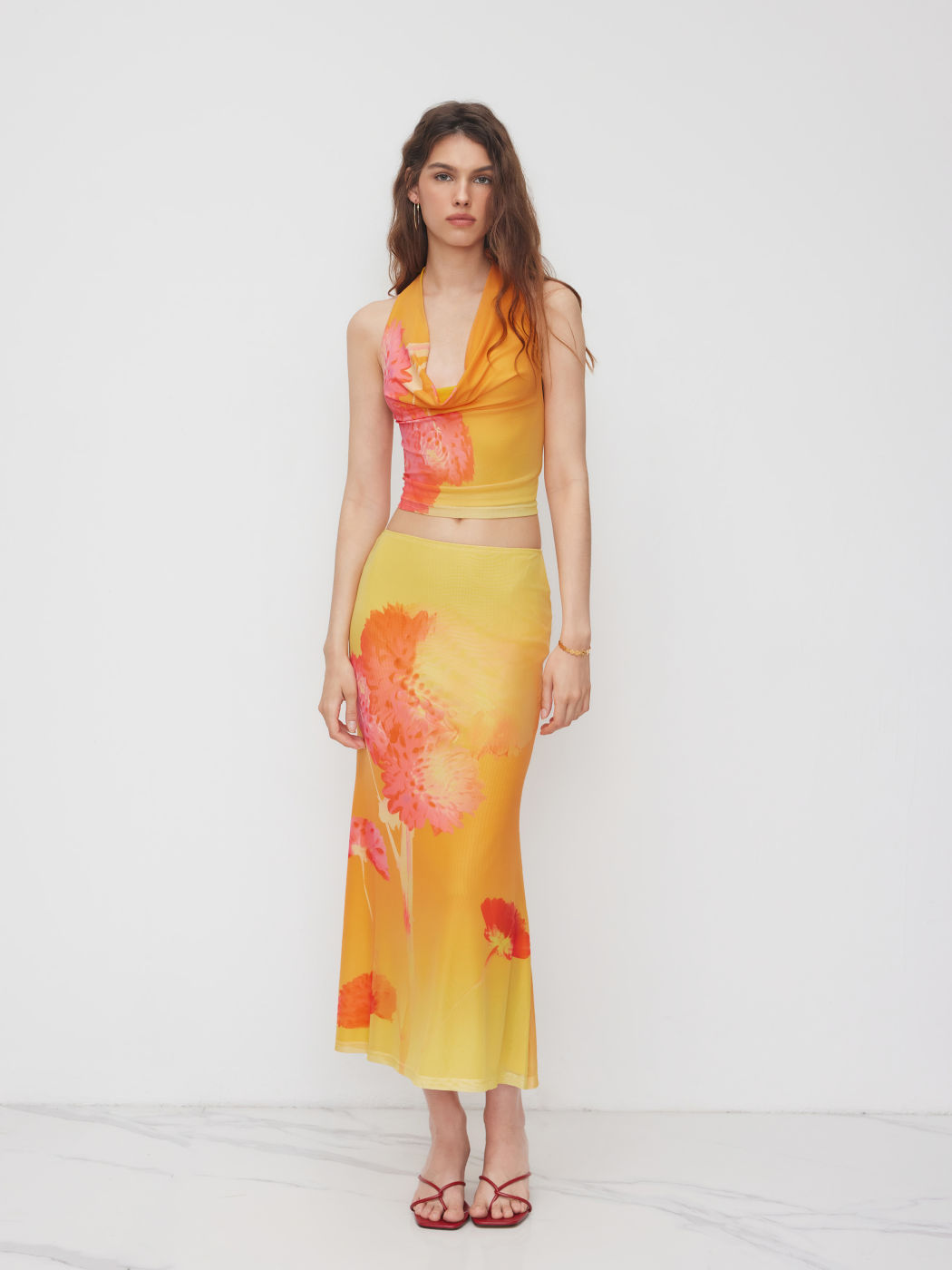 Set top a fiori con scollo ad anello e top halter in mesh & gonna midi a vita media con arricciatura
