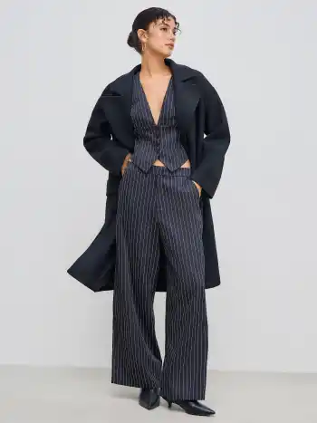 Canotta con scollo a V e bottoni a righe e set di pantaloni a gamba dritta con tasca a metà altezza