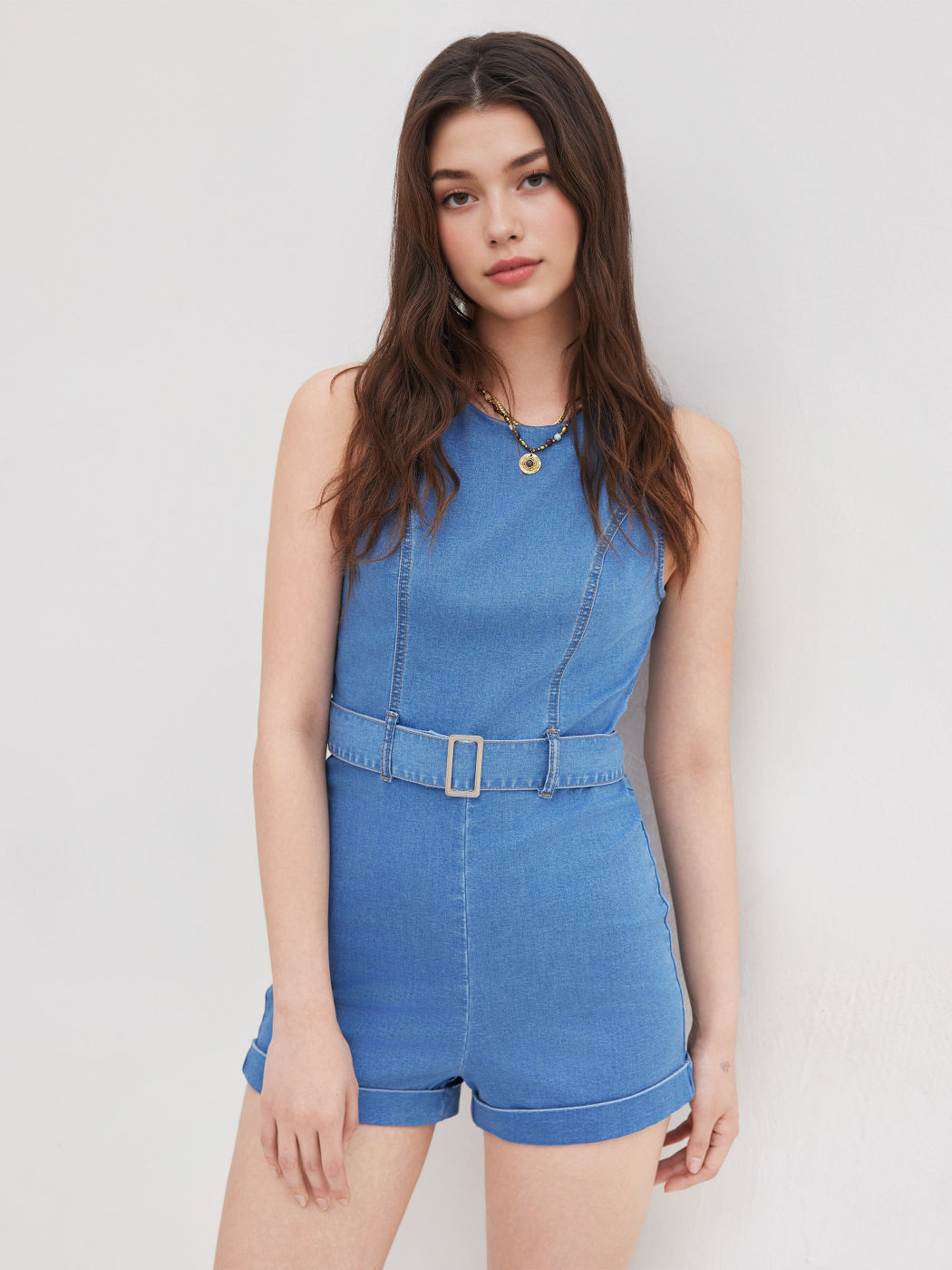 Salopette corta in denim elasticizzato con orlo arrotolato e cintura
