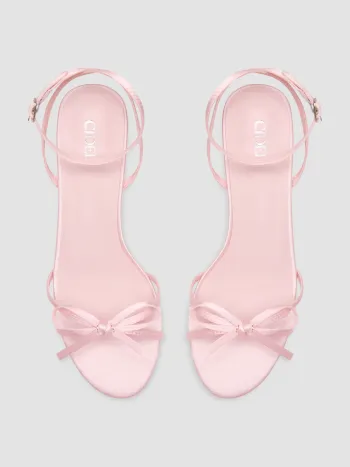 Tacones de gata de satén con moño