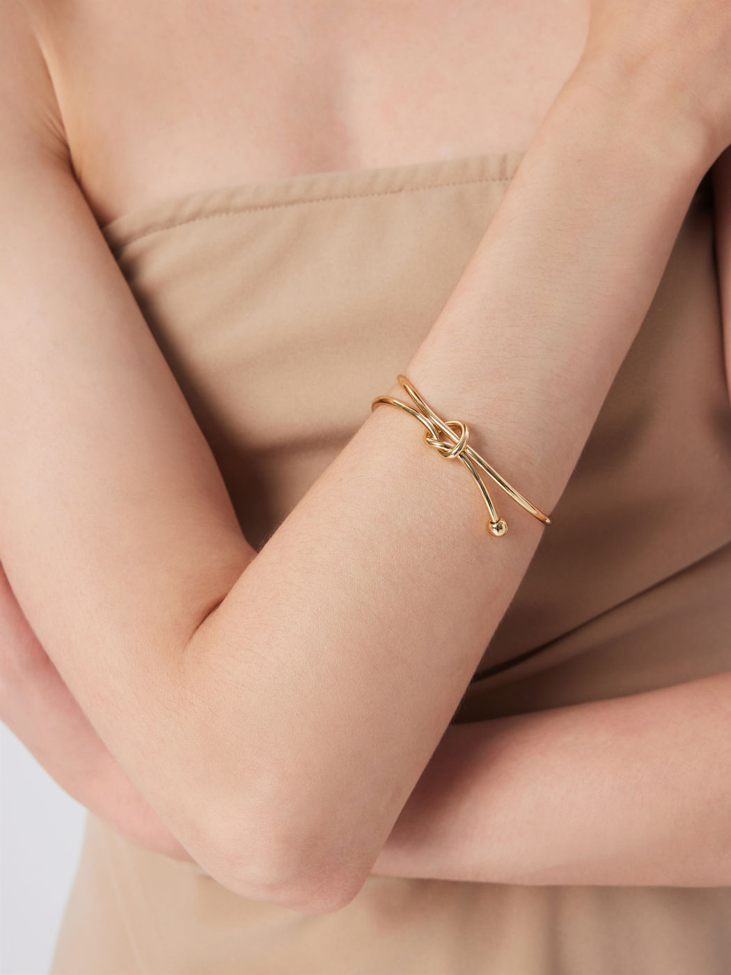 DOUBLE LAYERED KNOT OPEN BRACELET 