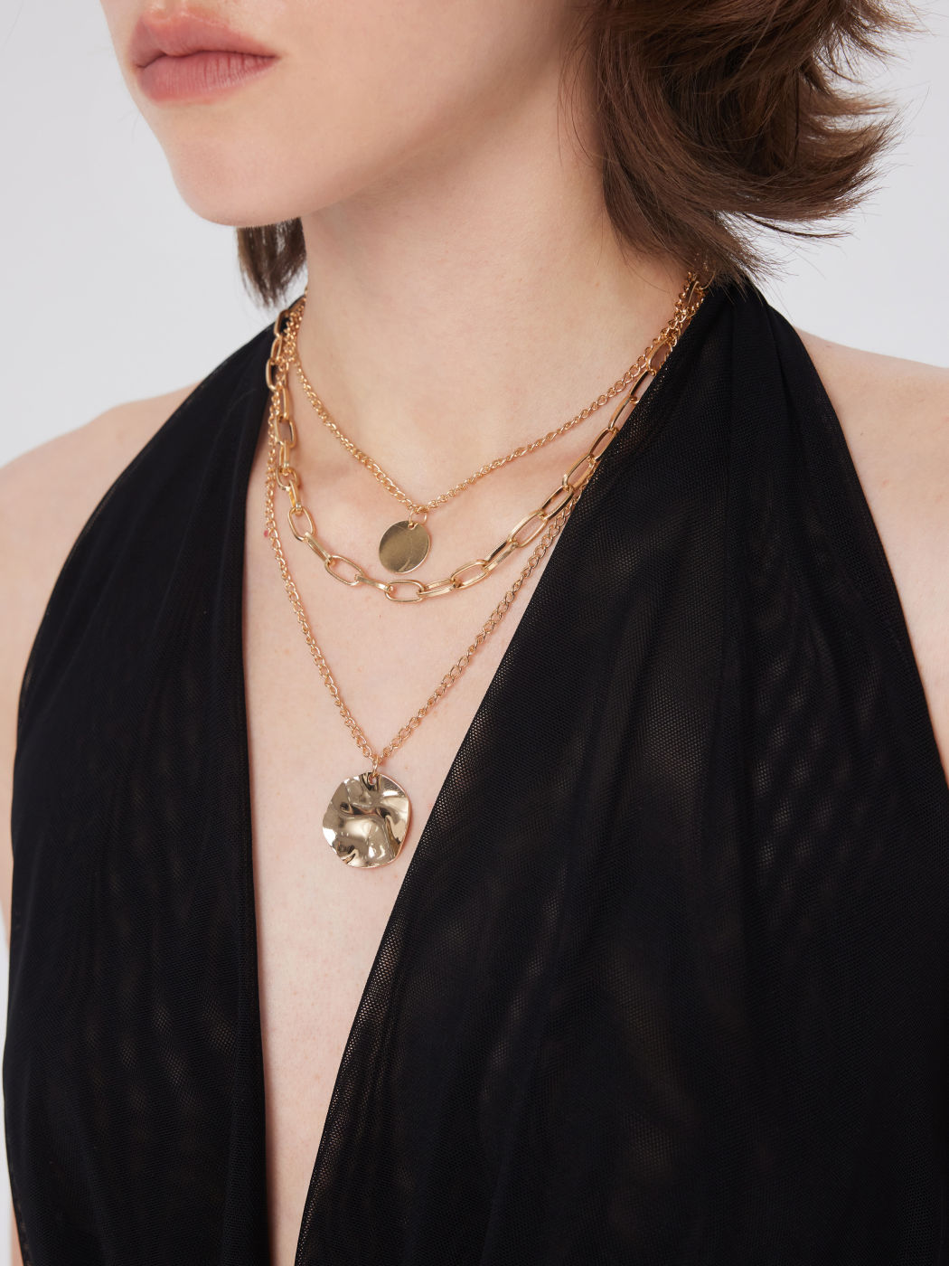 TRIPLE-LAYERED TEXTURED DISC PENDANT CHAIN NECKLACE