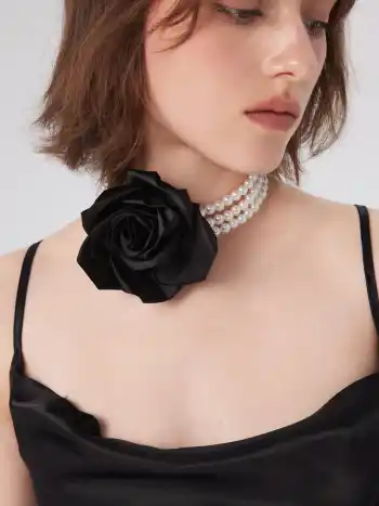 Blumen- und Faux-Perlen-geschichtetes Choker-Halsband