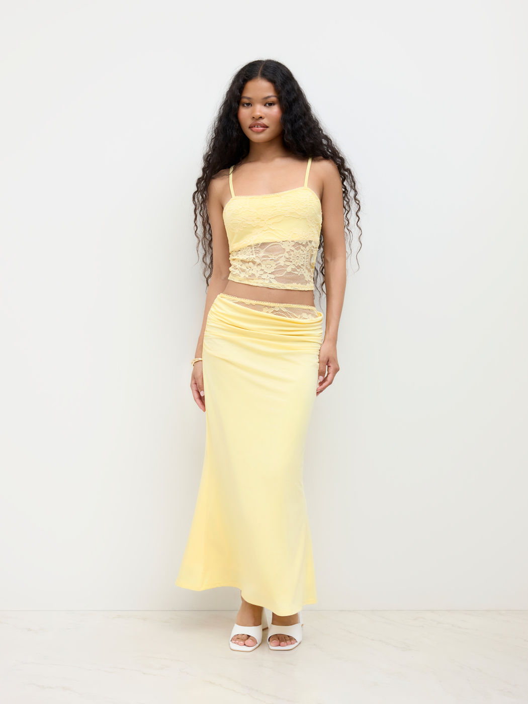 Set aus Spitzen-Crop-Cami-Top und mittellanger, geriffelten Mermaid-Maxiskirt