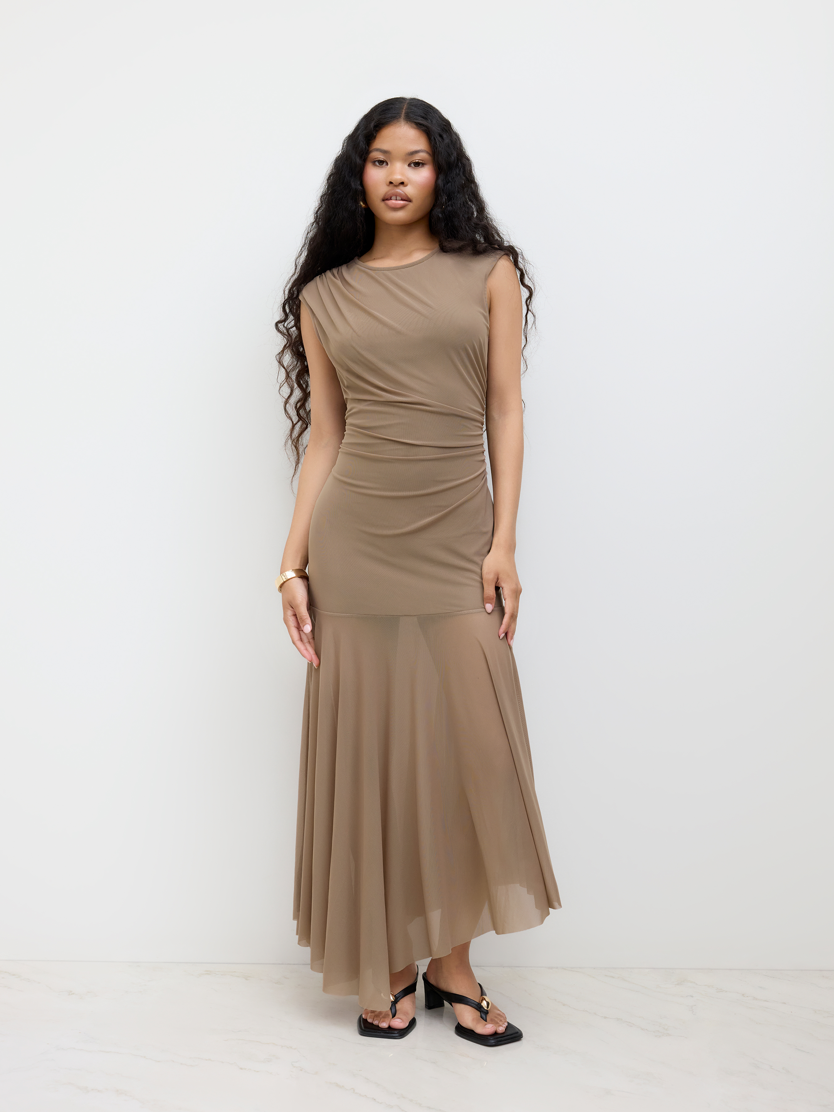 Robe longue en mousseline froncée et dentelée en maille