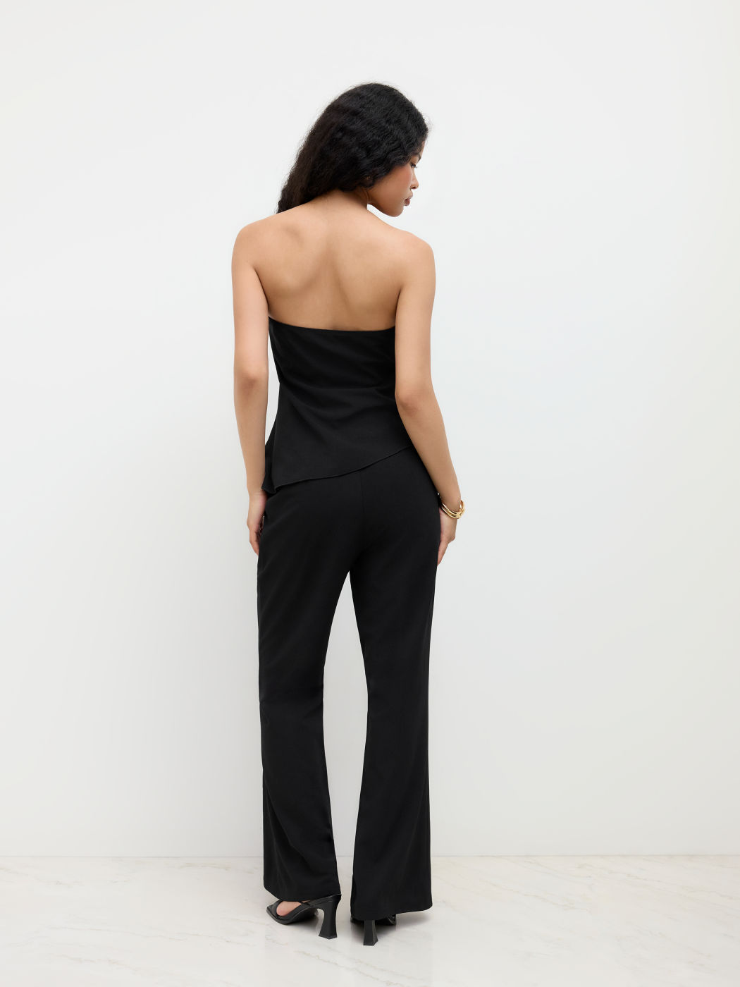 Set Top a fascia arricciato con orlo asimmetrico & Pantaloni svasati a vita media