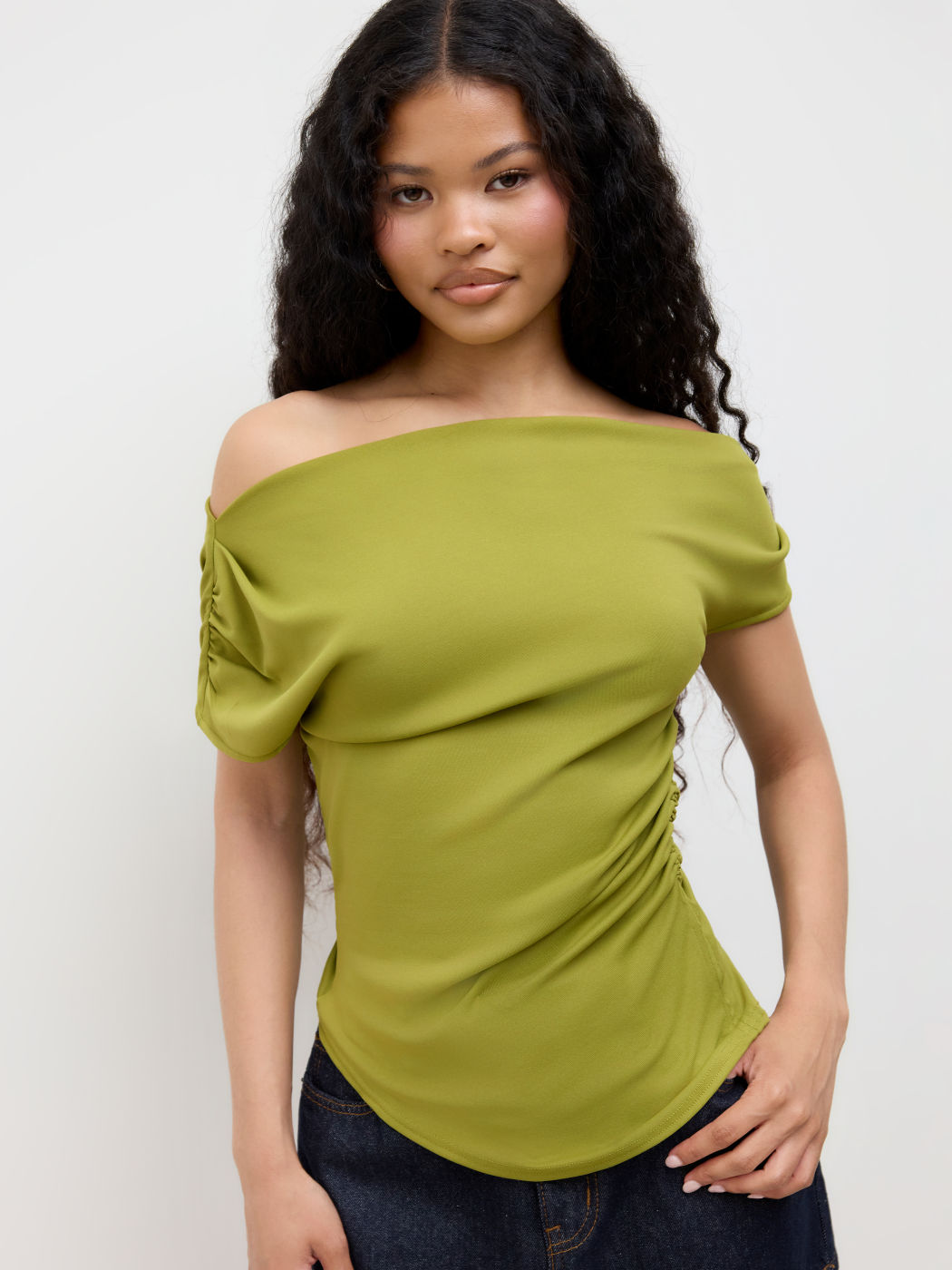 Top a maniche corte increspato con collo asimmetrico