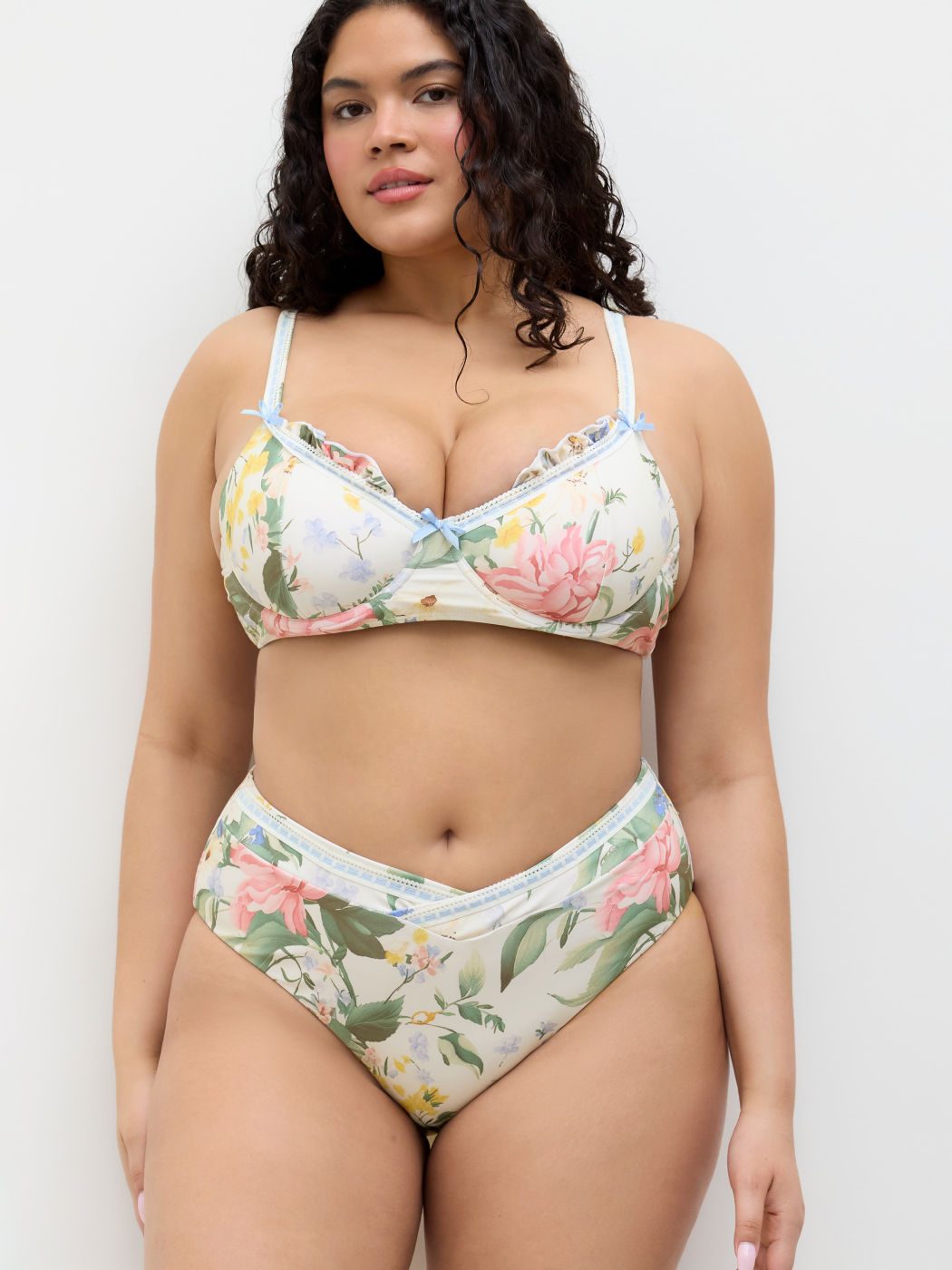 Set Bikini Curve & Plus con Ferretto Coprente con Fiocco Floreale e Bordi a Lattuga