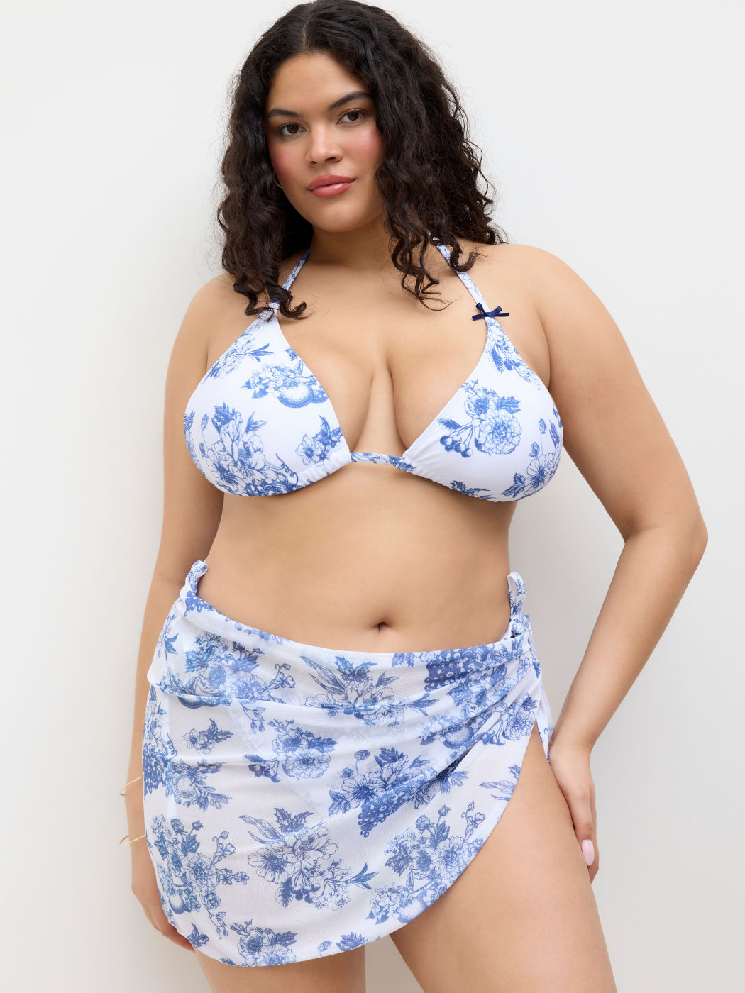 Set bikini sfacciato con scollo a V con fiocco floreale e sarong Curve & Plus