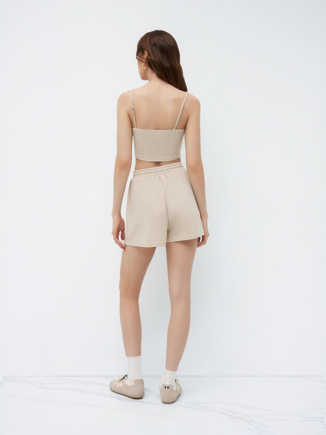 Top corto con scollo a U e pantaloncini a gamba larga con coulisse