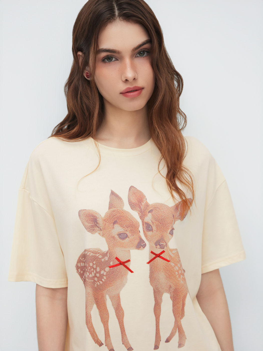 Oversize-T-Shirt aus Baumwollmischung mit Rundhalsausschnitt, Hirschgrafik und Schleife