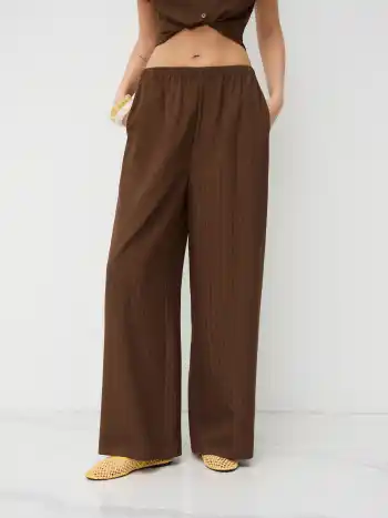 Mittelhohe, elastische Bund-Hosen mit geraden Beinen