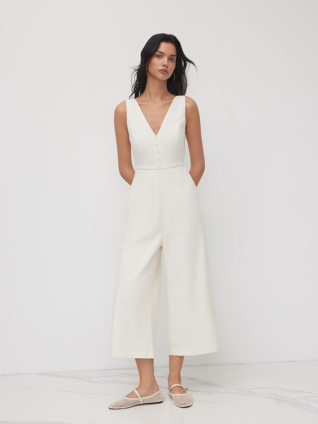 Tuta corta cropped con scollo a V in misto lino